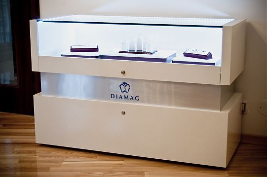 Display de sticla iluminat
