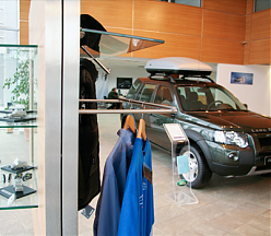 Mobilier comercial de sticla pentru accesorii Jaguar