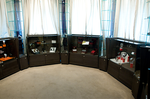 Mobilier comercial pentru instrumente de scris si ceasuri