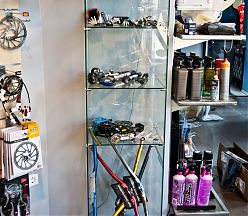 Vitrina sticla pentru accesorii de bicicleta Vitrina sticla pentru accesorii de bicicleta