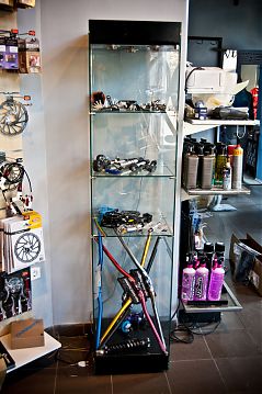 Vitrina sticla pentru accesorii de bicicleta